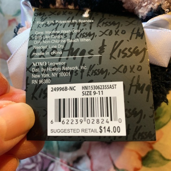NWT XOXO Women’s Fuzzy Socks Size 4 to 10 3 pack of Socks - Picture 4 of 6